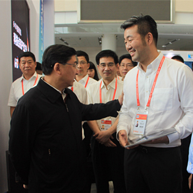 福建省省长于伟国会见华人头条董事长黄琪旺